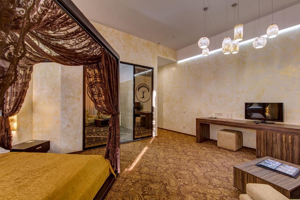 Khan-Chinar Hotel Dnepropetrovsk Exterior foto