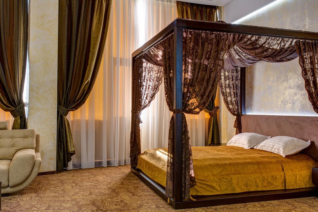 Khan-Chinar Hotel Dnepropetrovsk Exterior foto