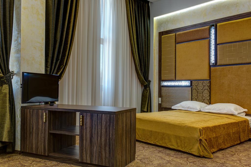 Khan-Chinar Hotel Dnepropetrovsk Exterior foto